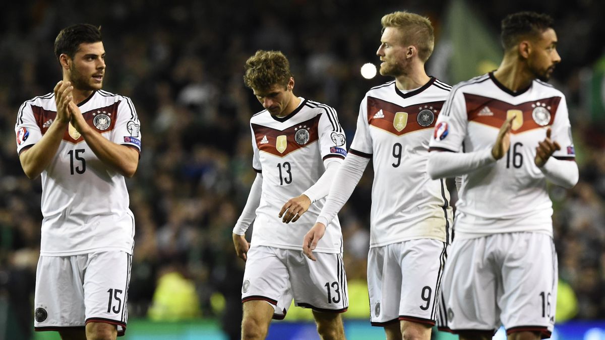 Geknickt: Die deutschen Nationalspieler Kevin Volland, Thomas Müller, André Schürrle und Karim Bellarabi (v.l.) nach der Niederlage gegen Irland