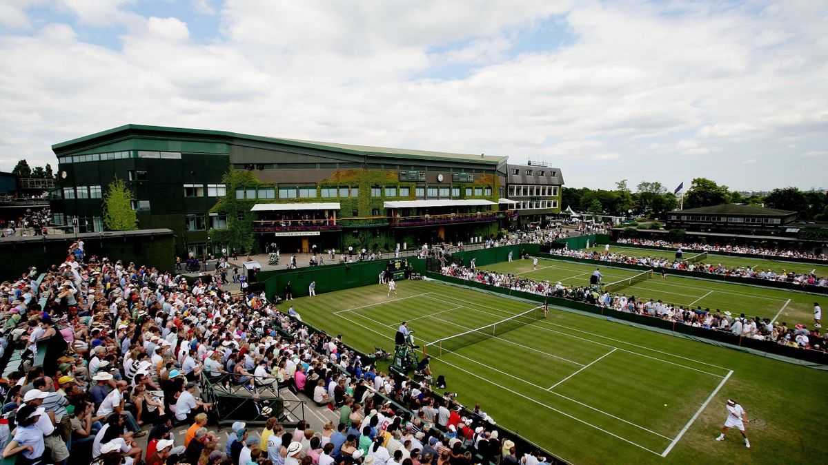 Flere av banene på Wimbledon-anlegget i London. Bildet er fra turneringen tilbake i 2006.