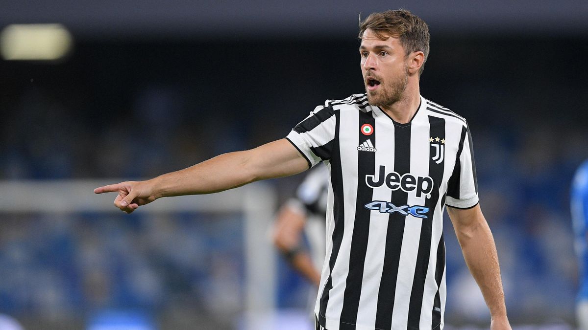 Aaron Ramsey playing for Juventus against Napoli.