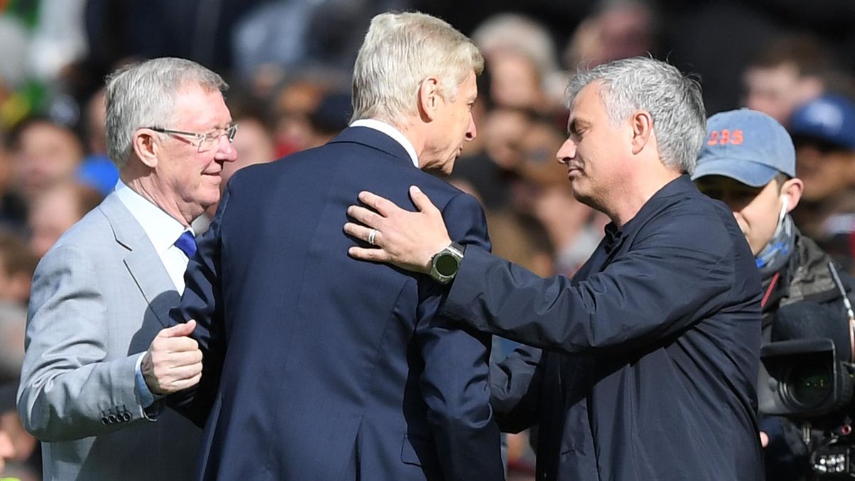 La stretta di mano fra Arsene Wenger e José Mourinho sotto gli occhi di Alex Ferguson, Manchester United-Arsenal, Getty Images