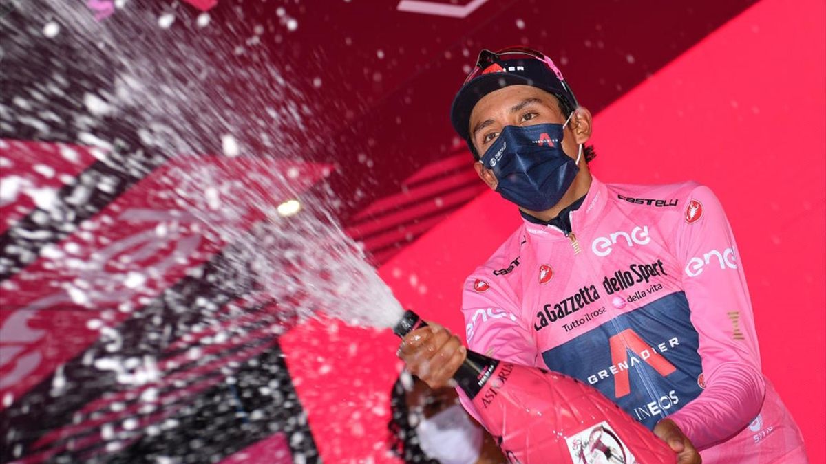 Bernal sul podio di Sega di Ala con la maglia rosa - Giro d'Italia 2021