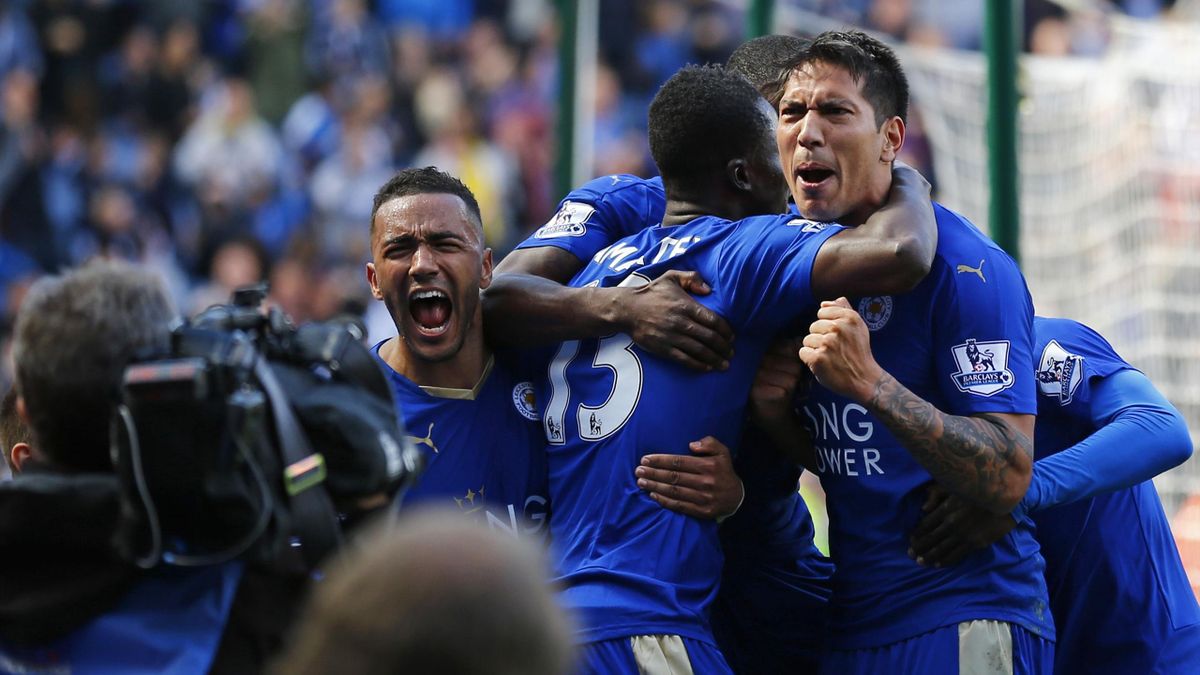 Leicester City celebrate Leonardo Ulloa's last-gasp penalty against West Ham