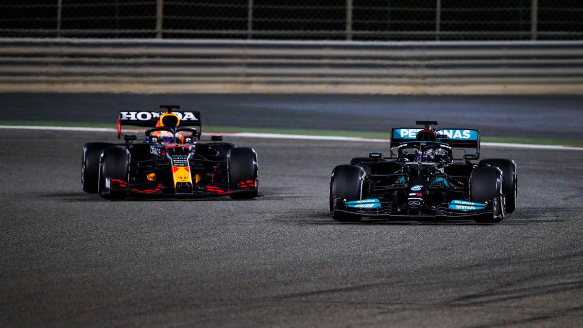 Lewis Hamilton (rechts) und Max Verstappen lieferten sich in Bahrain einen packenden Fight