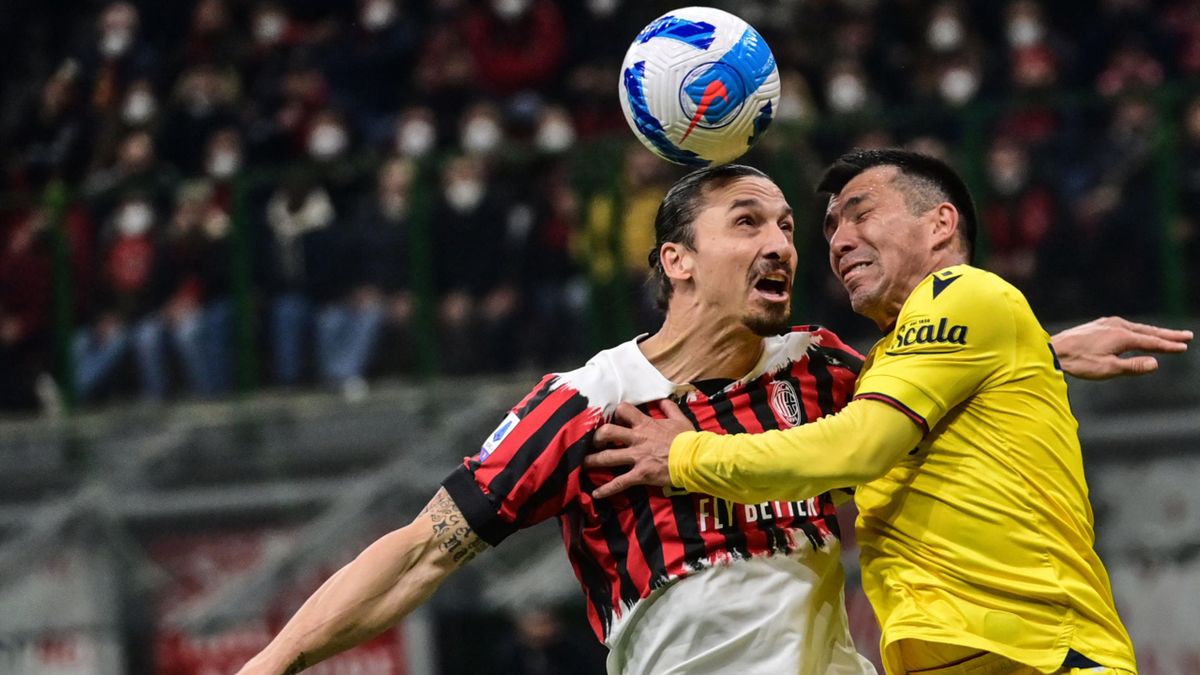 Zlatan Ibrahimovic si scontra di testa con Gary Medel durame Milan-Bologna