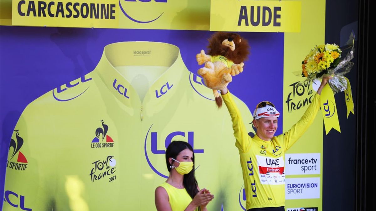 Tadej Pogacar sul podio di Carcassonne con la maglia gialla - Tour de France 2021