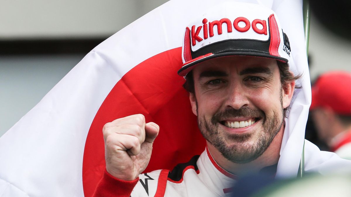 Fernando Alonso, luciendo una gorra de Kimoa.