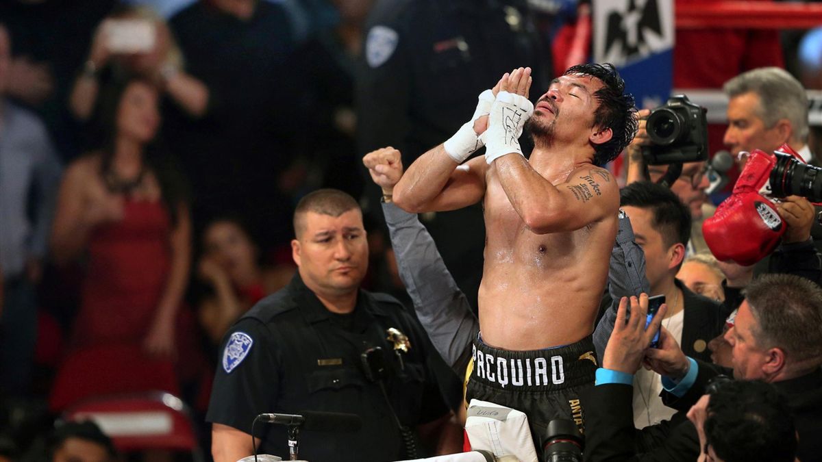 Manny Pacquiao of the Philippines prays