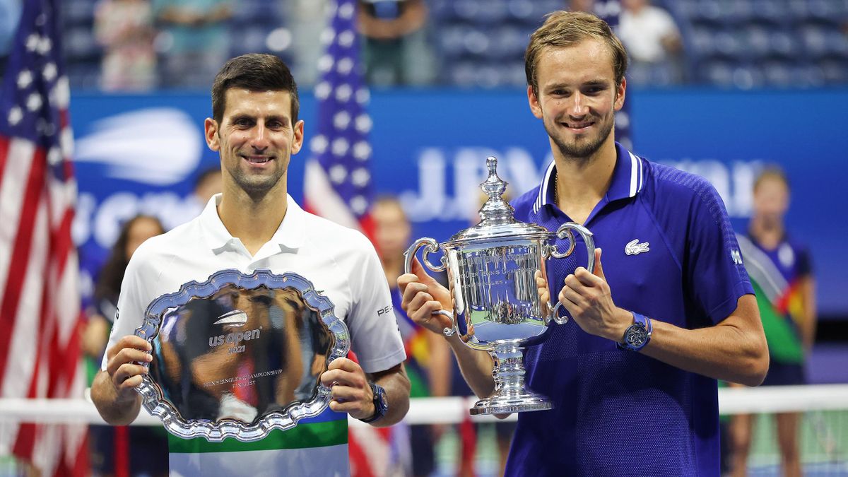 Daniil Medvedev posa junto a Novak Djokovic en la ceremonía de premiación del US Open 2021