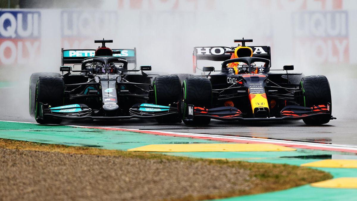 Il ruota a ruota fra Lewis Hamilton e Max Verstappen nel primo giro a Imola