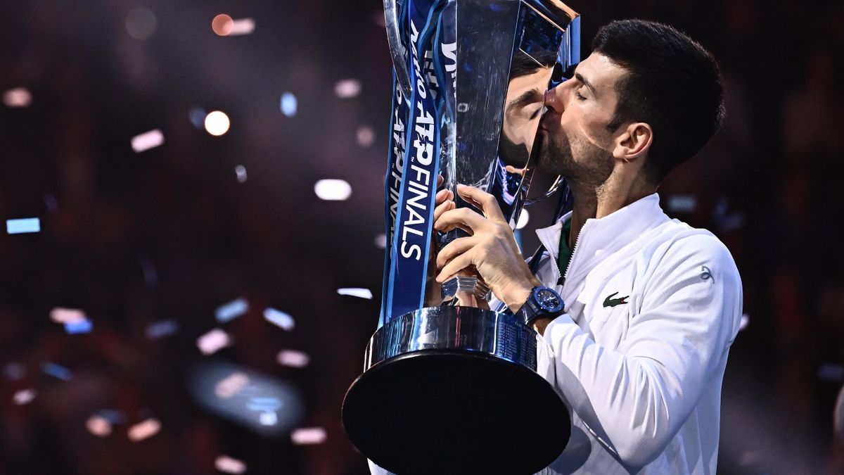 Novak Djokovic soulève le trophée du Masters pour la 6e fois, record égalé.