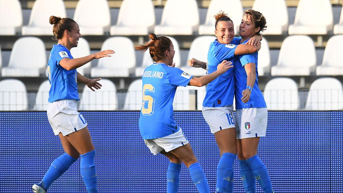 Valentina Giacinti festeggia con le Azzurre il gol del provvisorio 1-0 nella sfida tra Italia e Romania. La Nazionale si è qualificata per i Mondiali 2023!