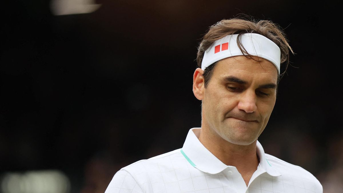 Roger Federer of Switzerland reacts during the Men's singles Quarter-finals of the Championships, Wimbledon against Hubert Hurkacz of Poland at the All England Lawn Tennis and Croquet Club in London, United Kingdom on July 7 , 2021. ( The Yomiuri Shimbun