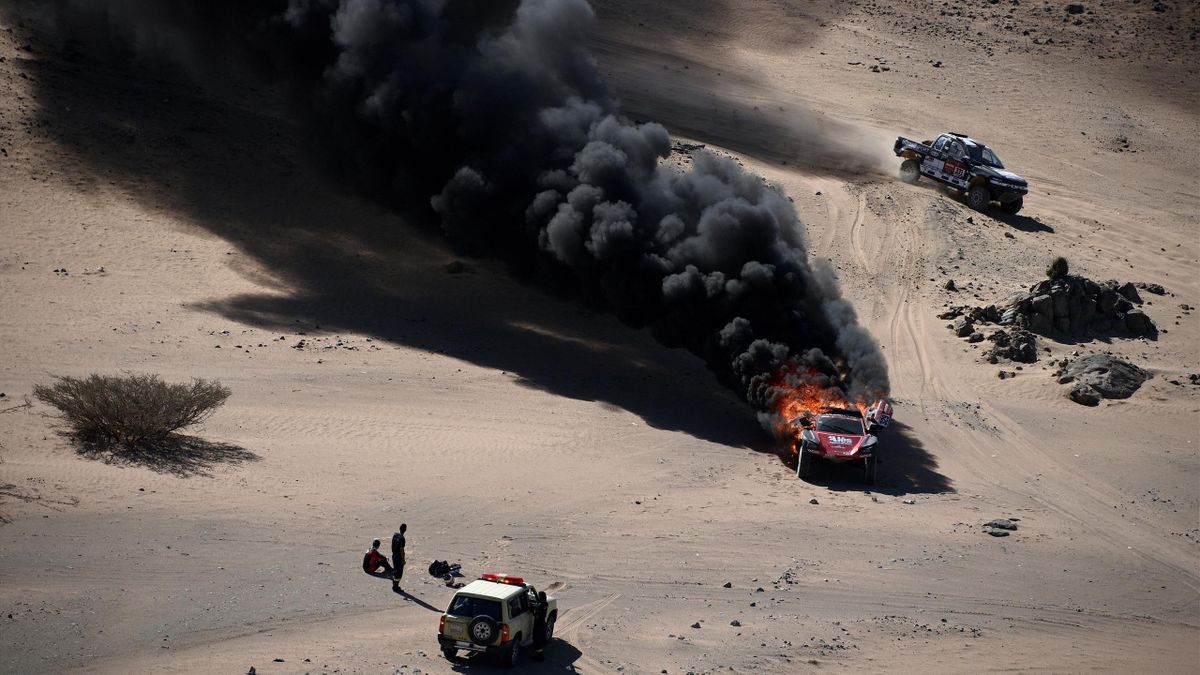 Felrobbant egy autó a Dakar-ralin. (A kép illusztráció, és nem a cikkben szereplő esetről készült!)