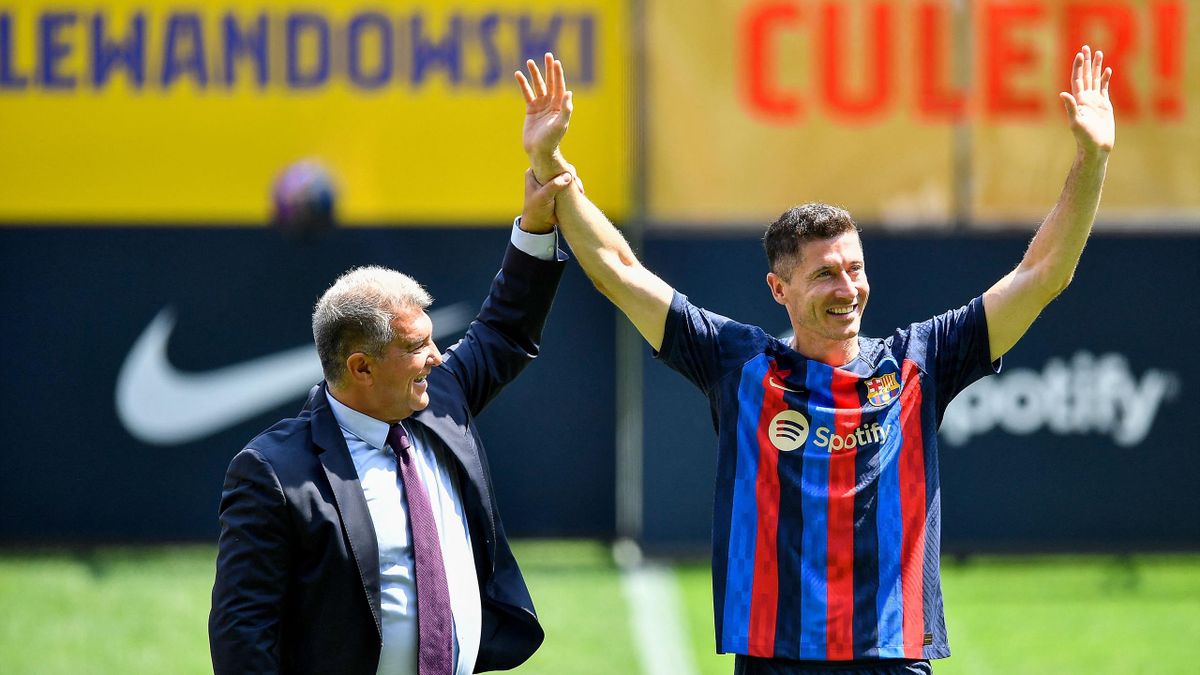 FC Barcelona's Polish forward Robert Lewandowski (R) poses for pictures with Barcelona's Spanish President Joan Laporta during his official presentation at the Camp Nou stadium in Barcelona on August 5, 2022.