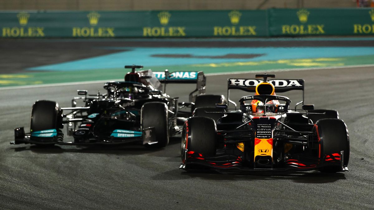 Max Verstappen mit dem entscheidenden Manöver im letzten Saisonrennen gegen Lewis Hamilton
