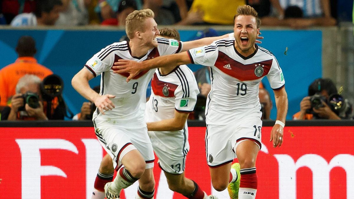 Только что Марио Гётце забил гол в ворота сборной Аргентины, принеся Германии четвертое в истории чемпионство