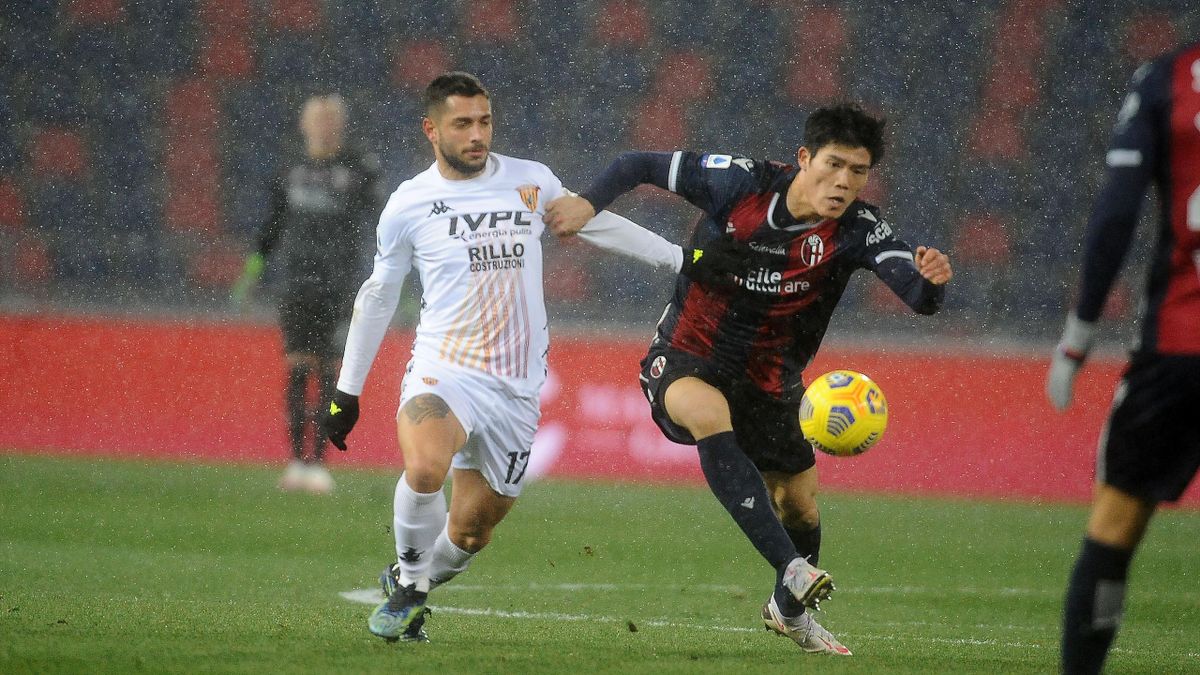 Bologna-Benevento, Serie A 2020-2021: da sinistra Gianluca Caprari (Benevento) e Takehiro Tomiyasu (Bologna) (Getty Images)
