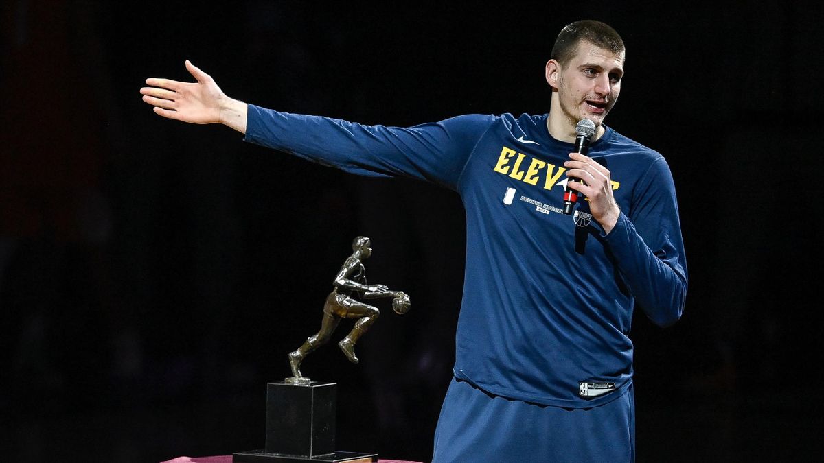 Nikola Jokic riceve il premio di MVP della stagione NBA 2020-21