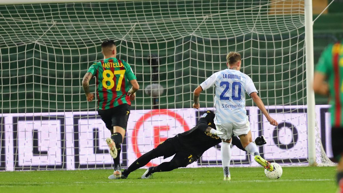 Ternana-Como 1-2, Serie B 2021-2022: Antonino La Gumina (Como) segna il gol del momentaneo 0-2. Foto di Luca Marchetti per Getty Images