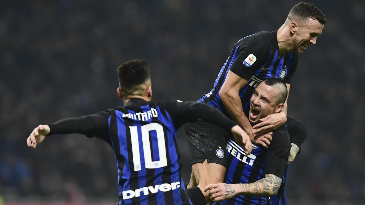 Lautaro Martinez, Ivan Perisic e Radja Nainggolan festeggiano il gol della vittoria in Inter-Sampdoria - Serie A 2018-2019