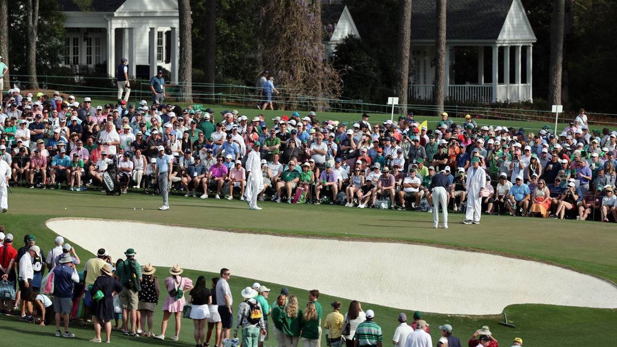 En rekke tilskuere hadde møtt opp for å følge Tiger Woods på hans treningsrunde i Augusta.