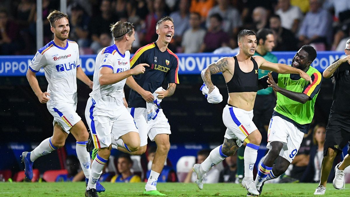 Salernitana-Lecce 1-2: decisivo un gran gol di Strefezza, prima vittoria  stagionale per la squadra di Baroni - Eurosport