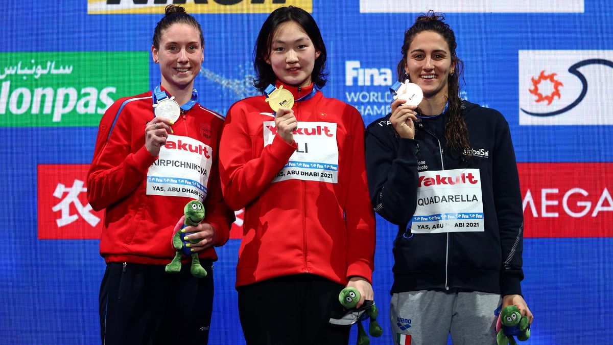 Simona Quadarella posa sul podio col bronzo ottenuto nei Mondiali vasca corta di Abu Dhabi