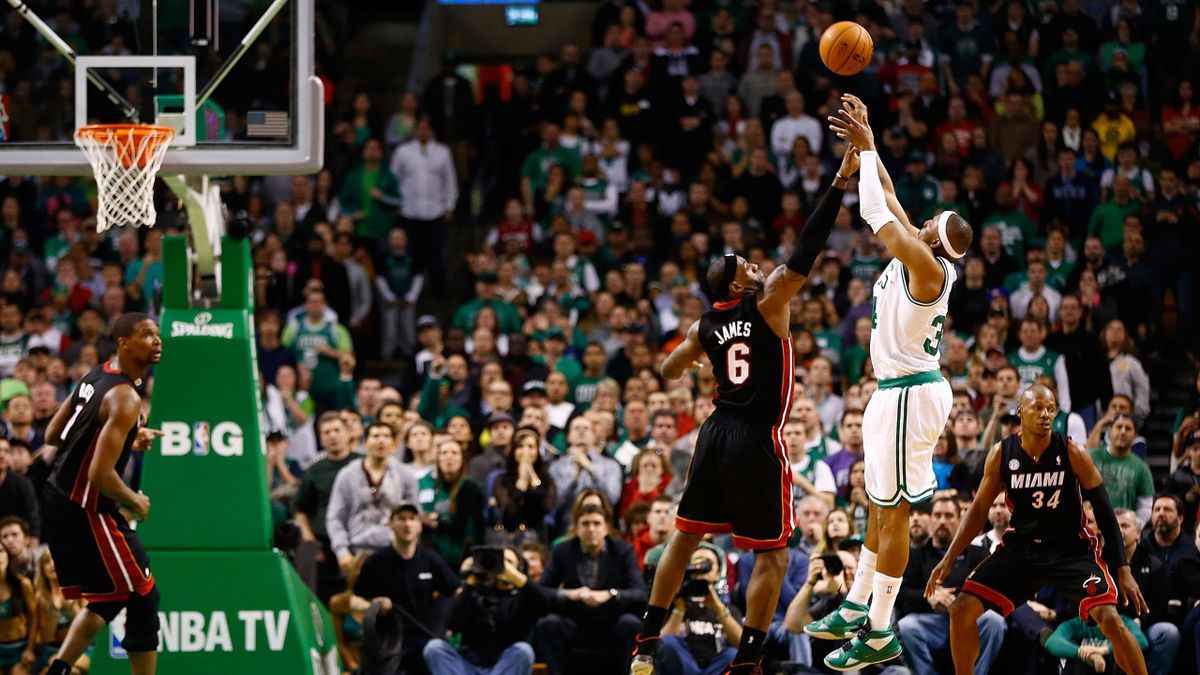 Paul Pierce tenta un tiro step-back dalla media distanza contro LeBron James in una partita tra Boston Celtics e Miami Heat del 2013.