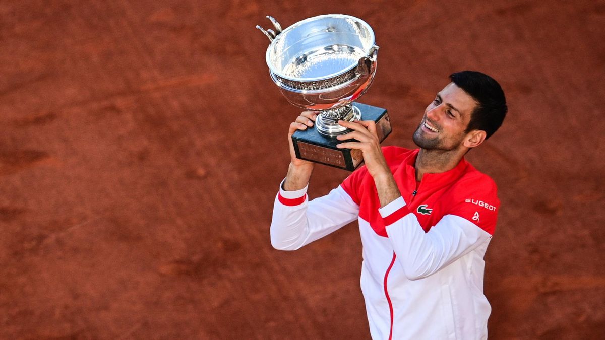 Novak Djokovic levanta la Copa de los Mosqueteros en París, como ganador de Roland-Garros 2021
