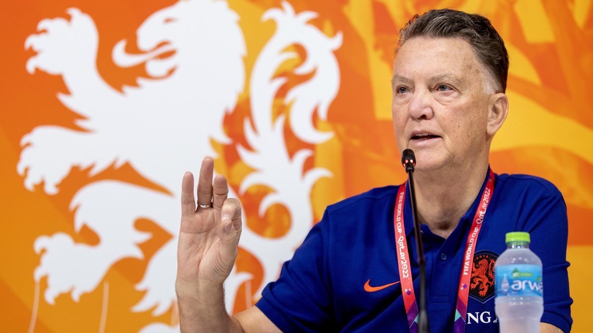 Louis van Gaal geeft in Qatar voor het eerst tekst en uitleg rondom de rugnummers van het Nederlands elftal.