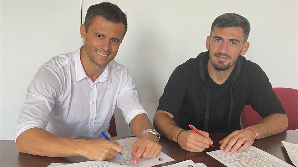 Rapid a realizat două transferuri pentru promovare: Adrian Bălan (30 de ani) și fundașul grec Anestis Nastos (31 de ani)/ Sursa foto: fcrapid.ro
