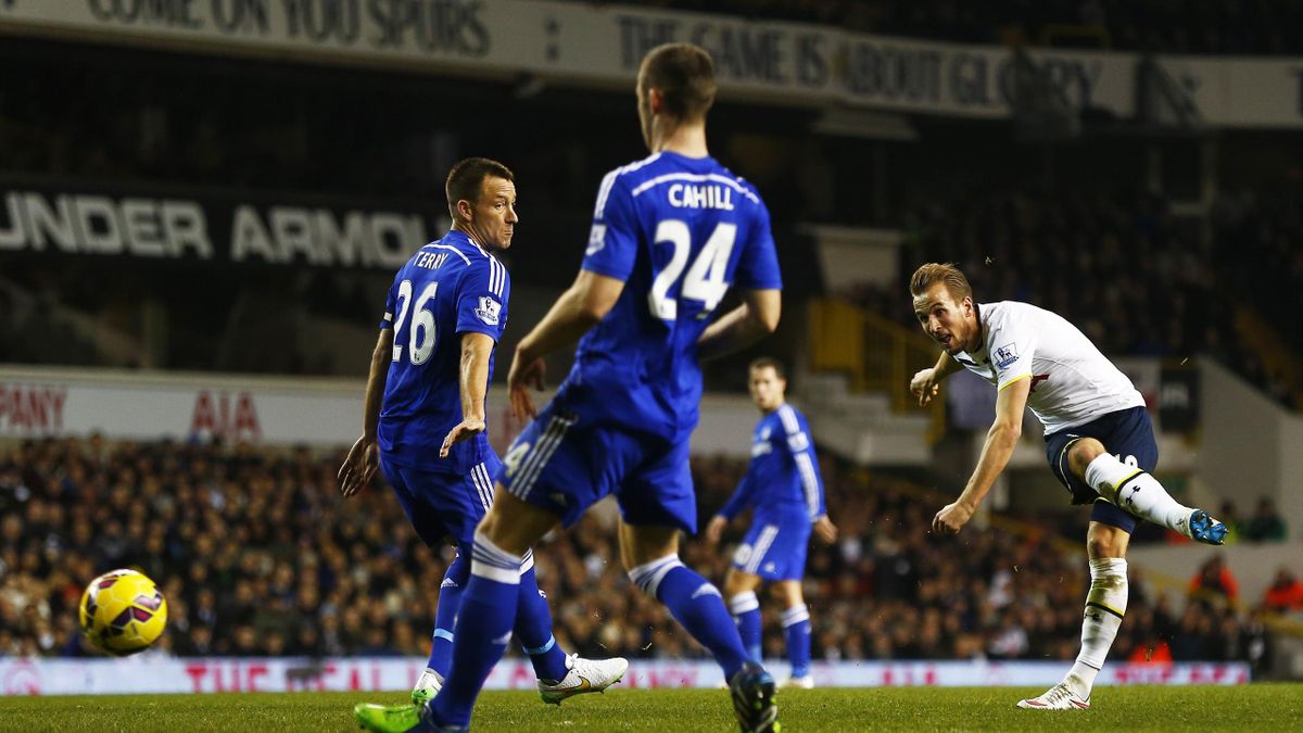 Tottenham Hotspur's Harry Kane (R) shoots to score a goal during their English Premier League soccer match against Chelsea at White Hart Lane in London January 1, 2015