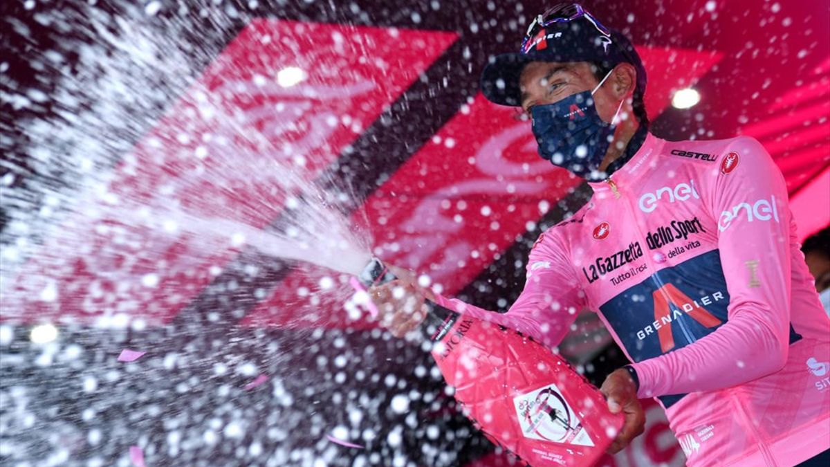 Egan Bernal sul podio di Campo Felice con la maglia rosa - Giro d'Italia 2021