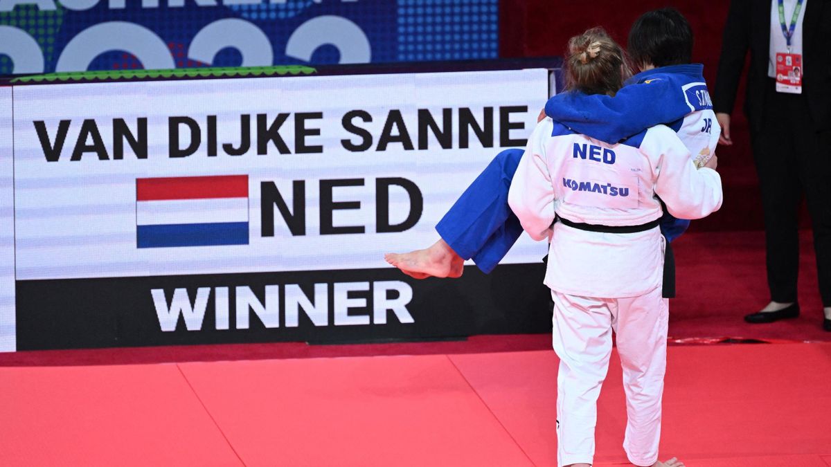 Sanne van Dijke draagt haar geblesseerde opponent van de tatami na haar bronzen overwinning in Tasjkent.