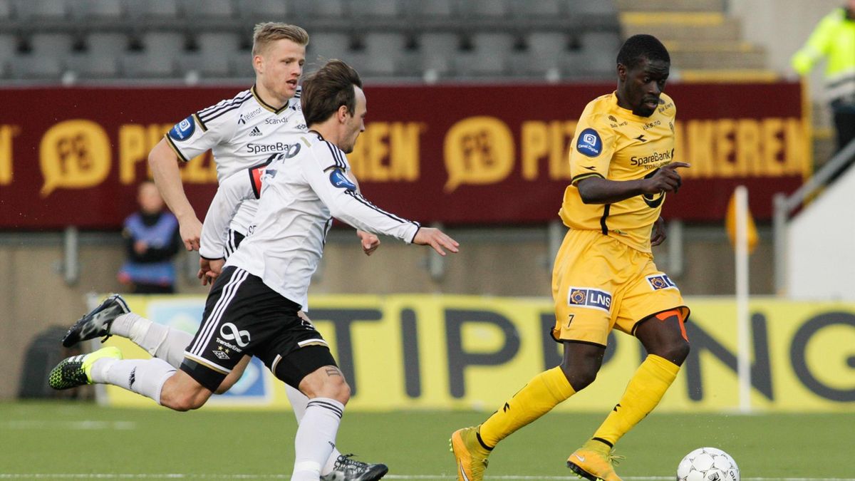 Rosenborgs Mike Jensen prøver å stoppe Bodø Glimts Badou under eliteseriekampen mellom Bodø/Glimt og Rosenborg på Aspmyra Stadion. Kampen endte 1-0.