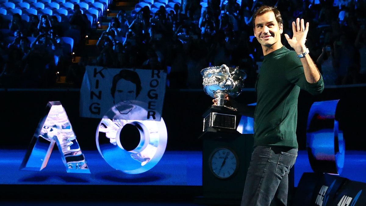 Roger Federer ave cle trophée pour le tirage au sort de l'Open d'Australie.
