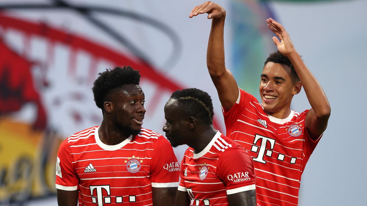 Jamal Musiala of Bayern Munich celebrates scoring their side's first goal with team-mates Alphonso Davies and Sadio Mane