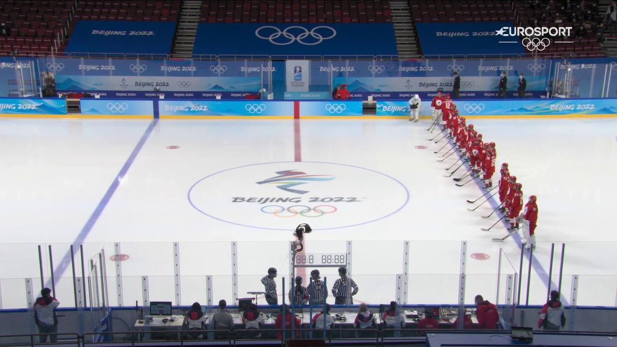 Alleen de Russische ijshockeysters staan op het ijs