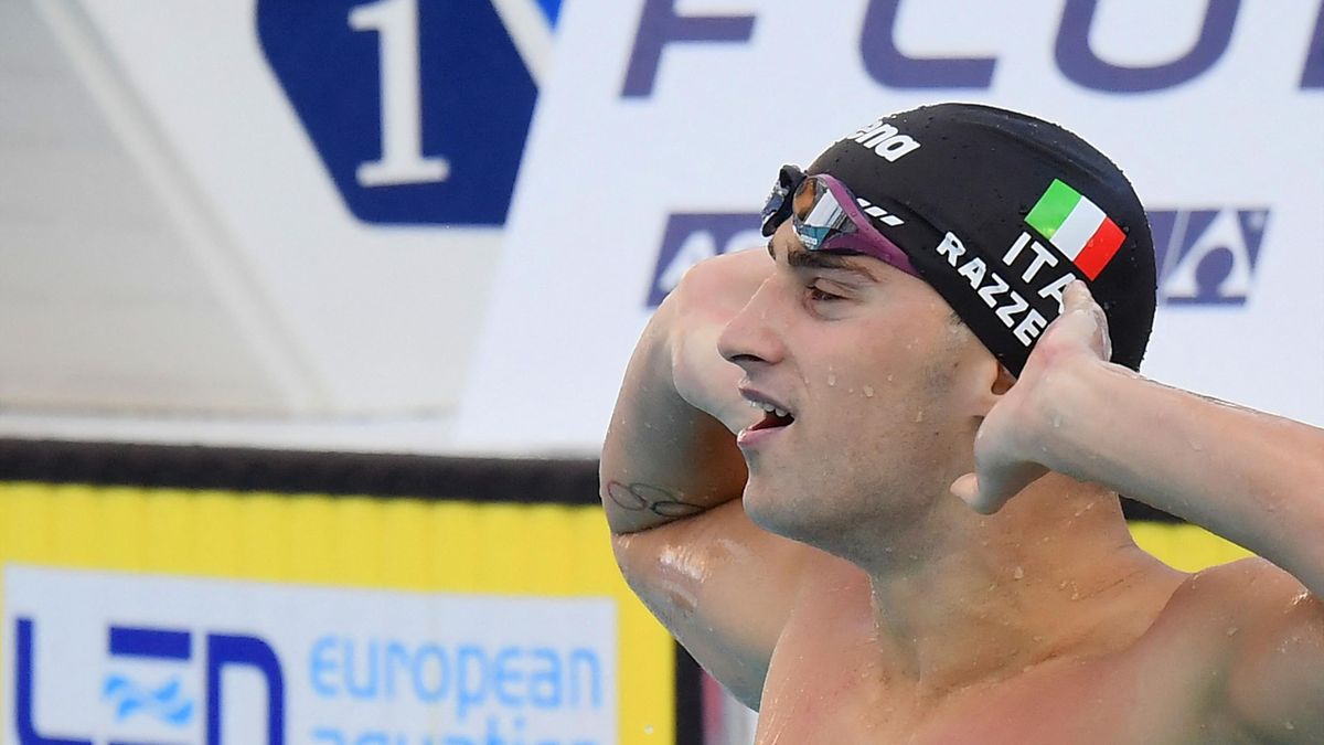 Alberto Razzetti festeggia l'oro nei 400 agli europei di nuoto di Roma