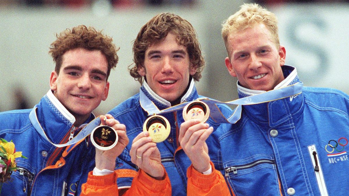 Rintje Ritsma (rechts) met zijn bronzen medaille op de Olympische Winterspelen van 1998 in Nagano.