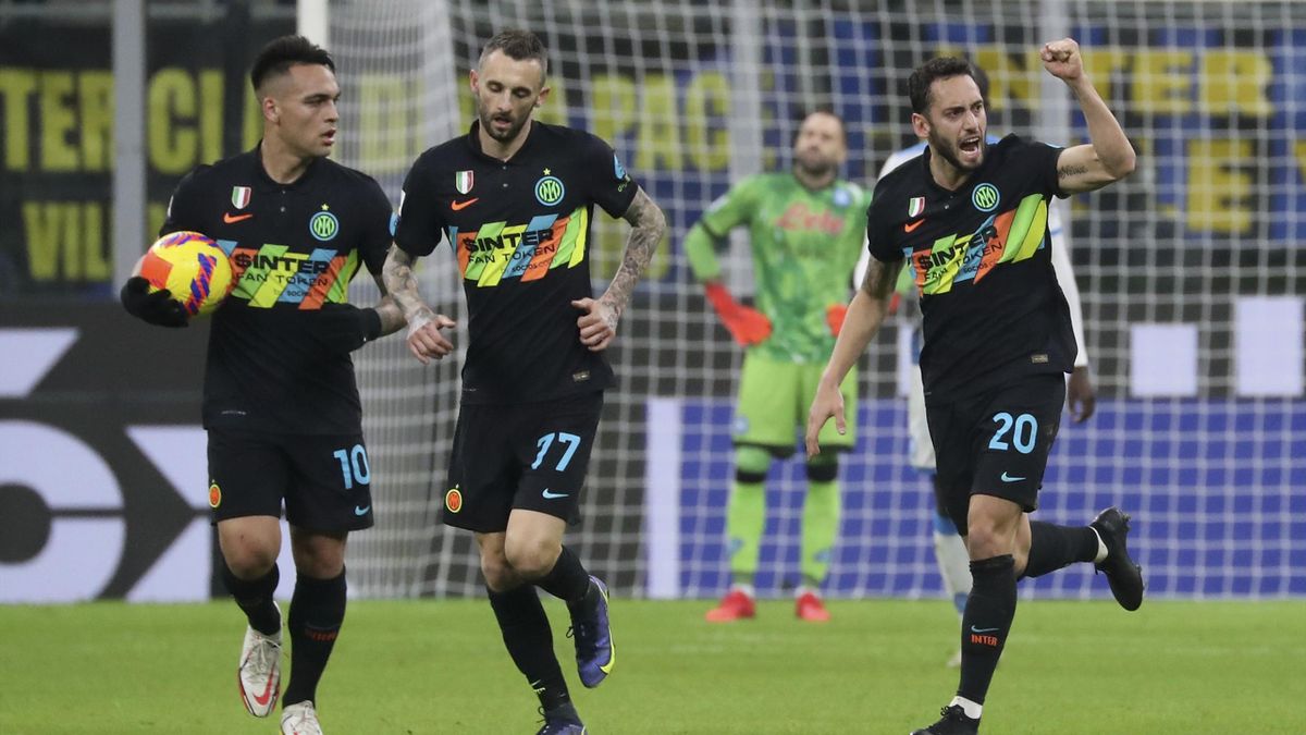 Hakan Calhanoglu, Marcelo Brozovic e Lautaro Martinez esultano, Inter-Napoli, Serie A 2021-22, Getty Images