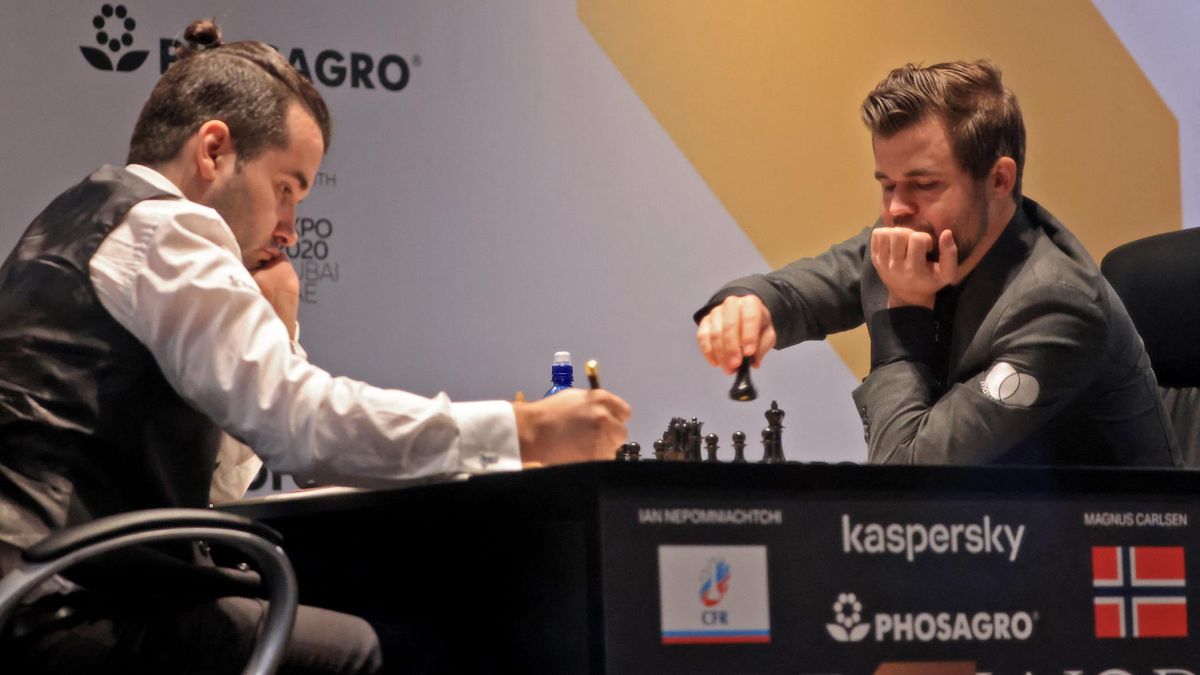 Magnus Carlsen és Ian Nepomniachtchi a 2021-es világbajnoki döntő első partiján