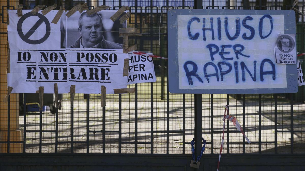 Parma taraftarı kulübün kapısına "Hırsızlıktan dolayı kapalı" yazasını astı