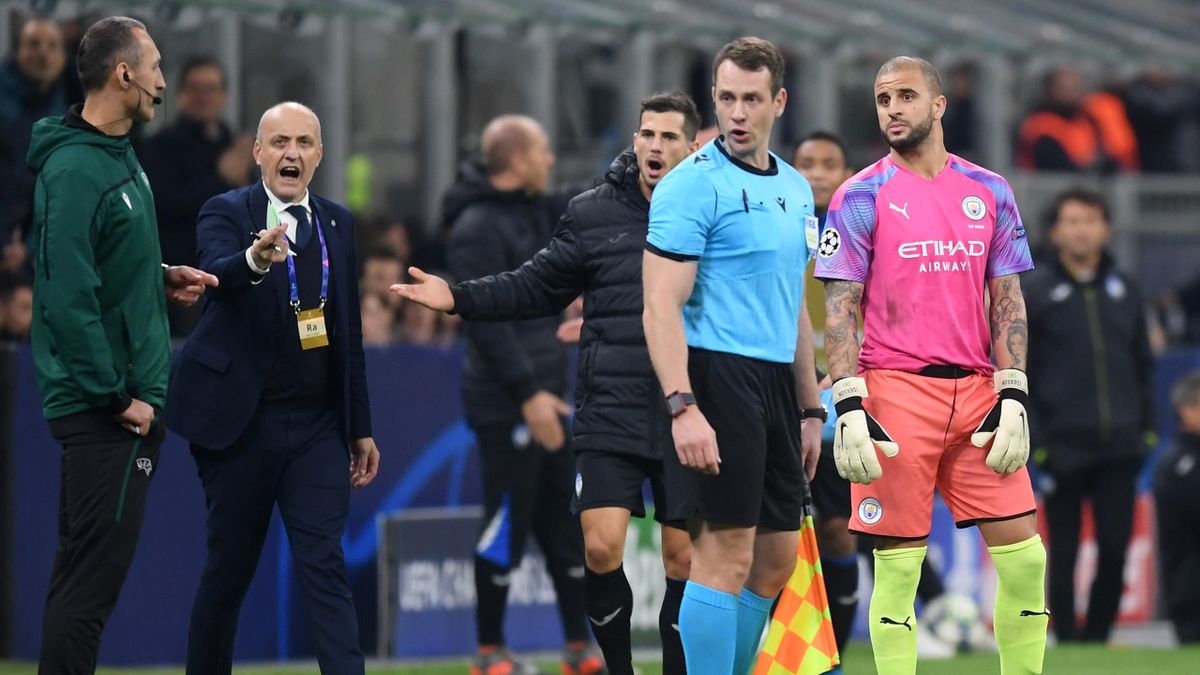 Kyle Walker of Manchester City prepares to go in goal after Claudio Bravo of Manchester City received a red card during the UEFA Champions League group C match between Atalanta and Manchester City at Stadio Giuseppe Meazza on November 06, 2019 in Milan, I