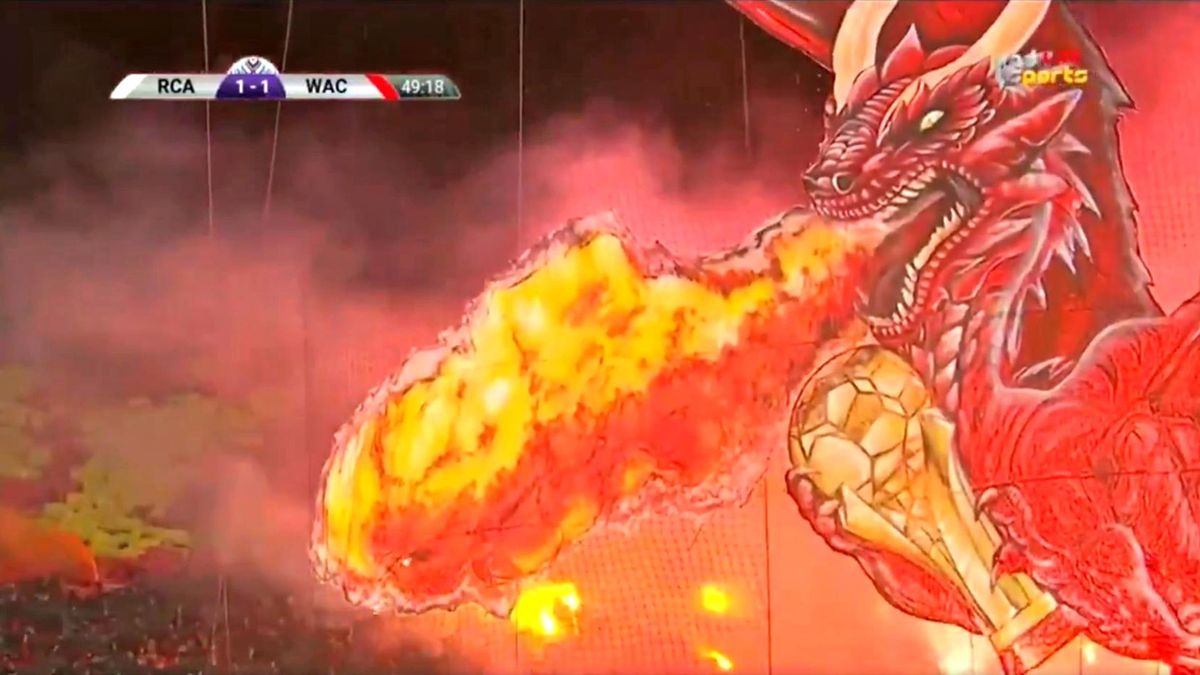 L'impressionnant tifo dragon des supporters du Wydad Casablanca.