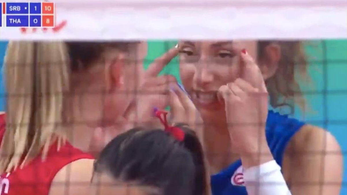 Il gesto di Sanja Djurdjevic che è costato alla pallavolista serba la squalifica nel match contro la Tailandia, screenshot picture video @Youtube