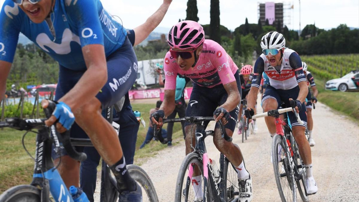 Giulio Ciccone e Egan Bernal nel tratto di sterrato - Giro d'Italia 2021