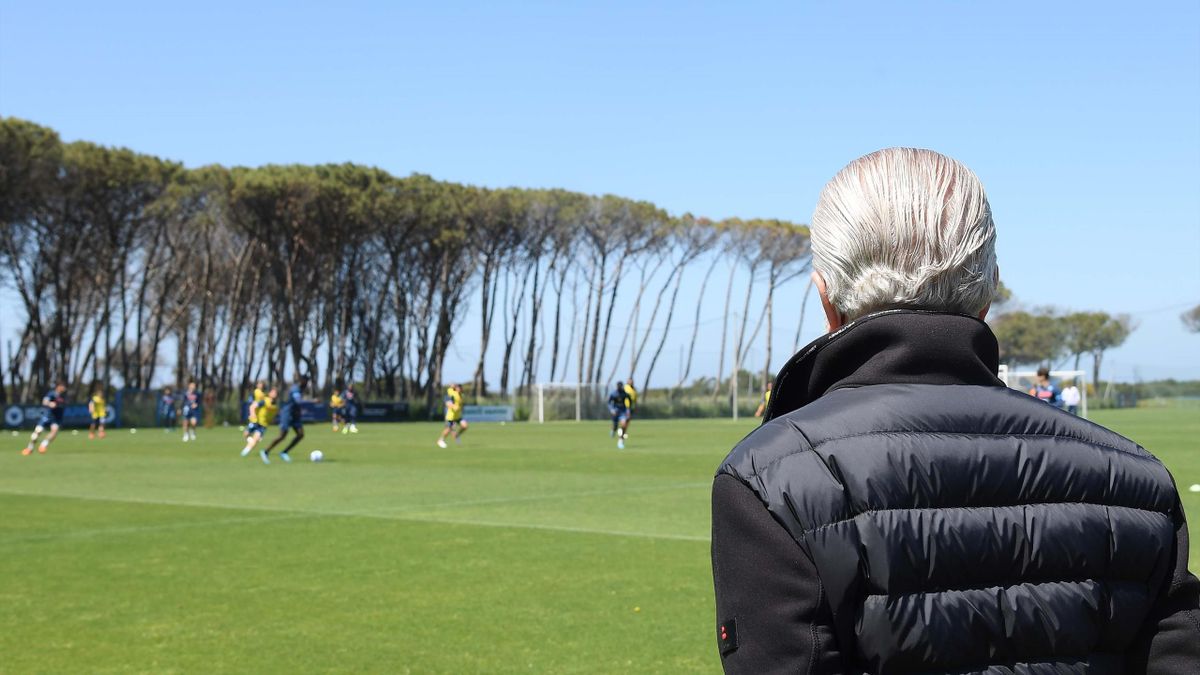Aurelio De Laurentiis, le président du Napoli, observant un entraînement de l'équipe première