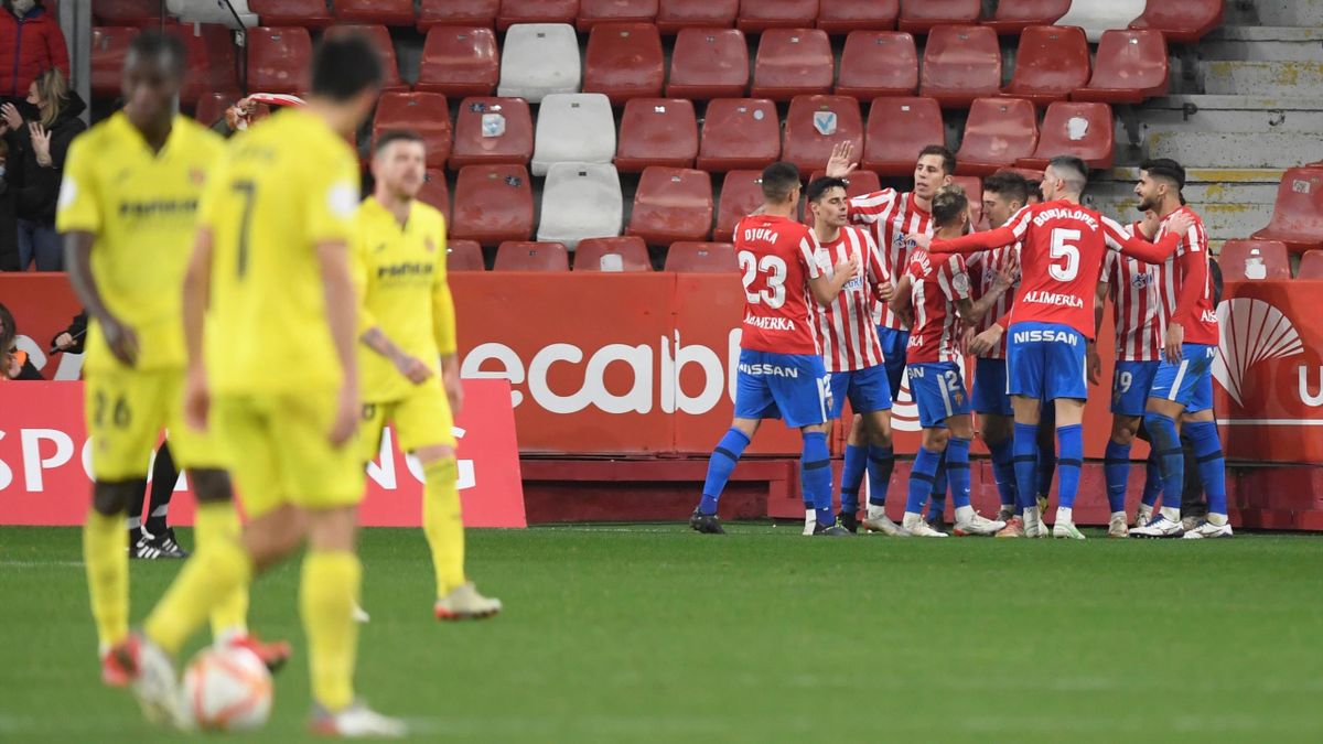 Los jugadores del Sporting celebran un gol frente al Villarreal