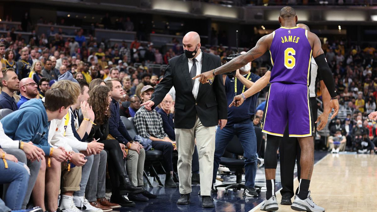 LeBron James fa espellere due tifosi dei Pacers, NBA 2021-22